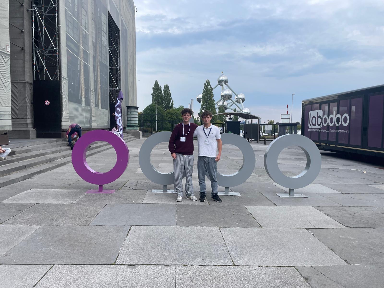 Harold et Maxence, fondateurs de Xena Solution devant l'Atomium